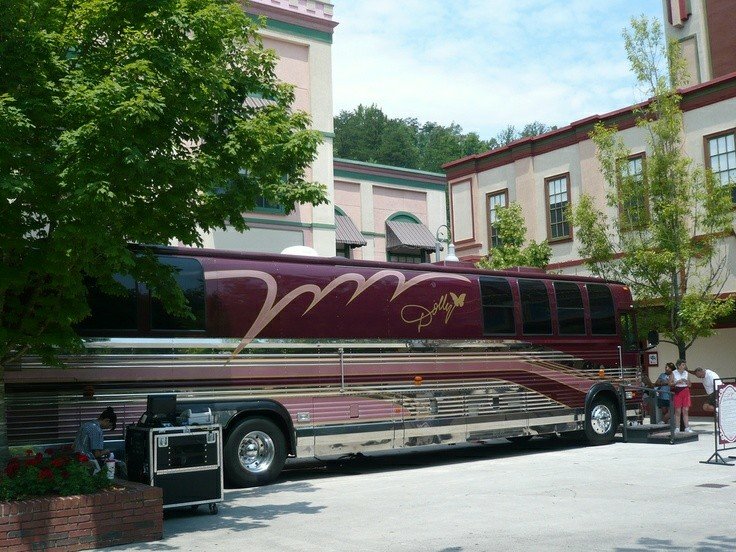 singers tour buses